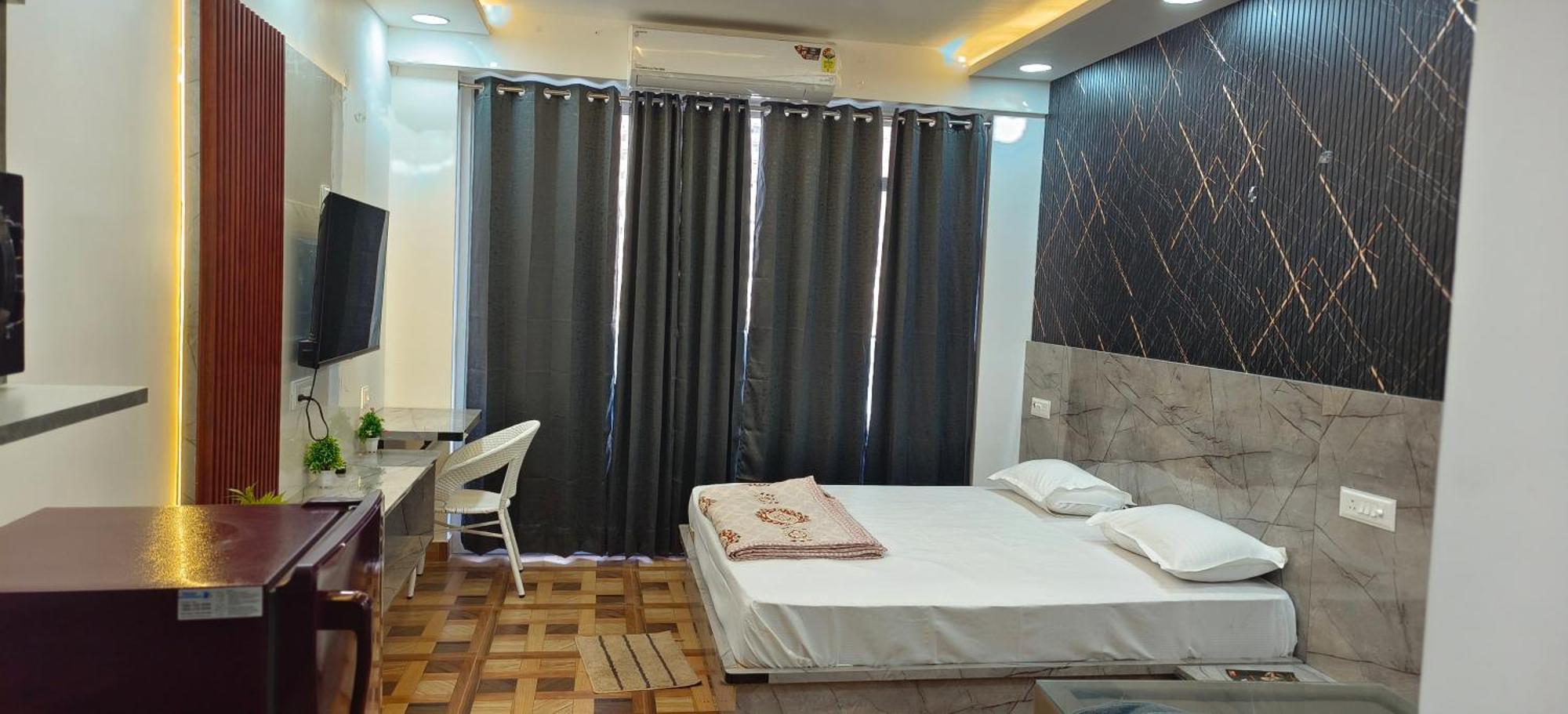 Aarohi Studio Hotels Газиабад Экстерьер фото