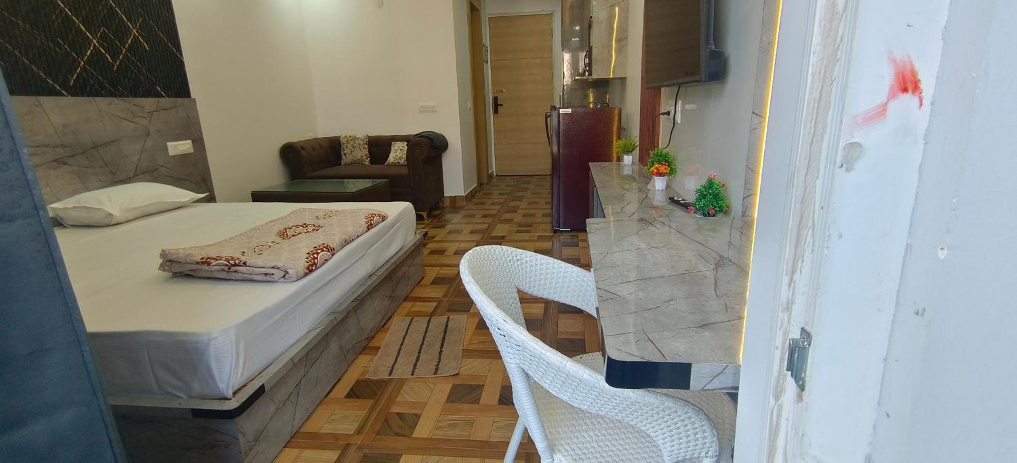 Aarohi Studio Hotels Газиабад Экстерьер фото