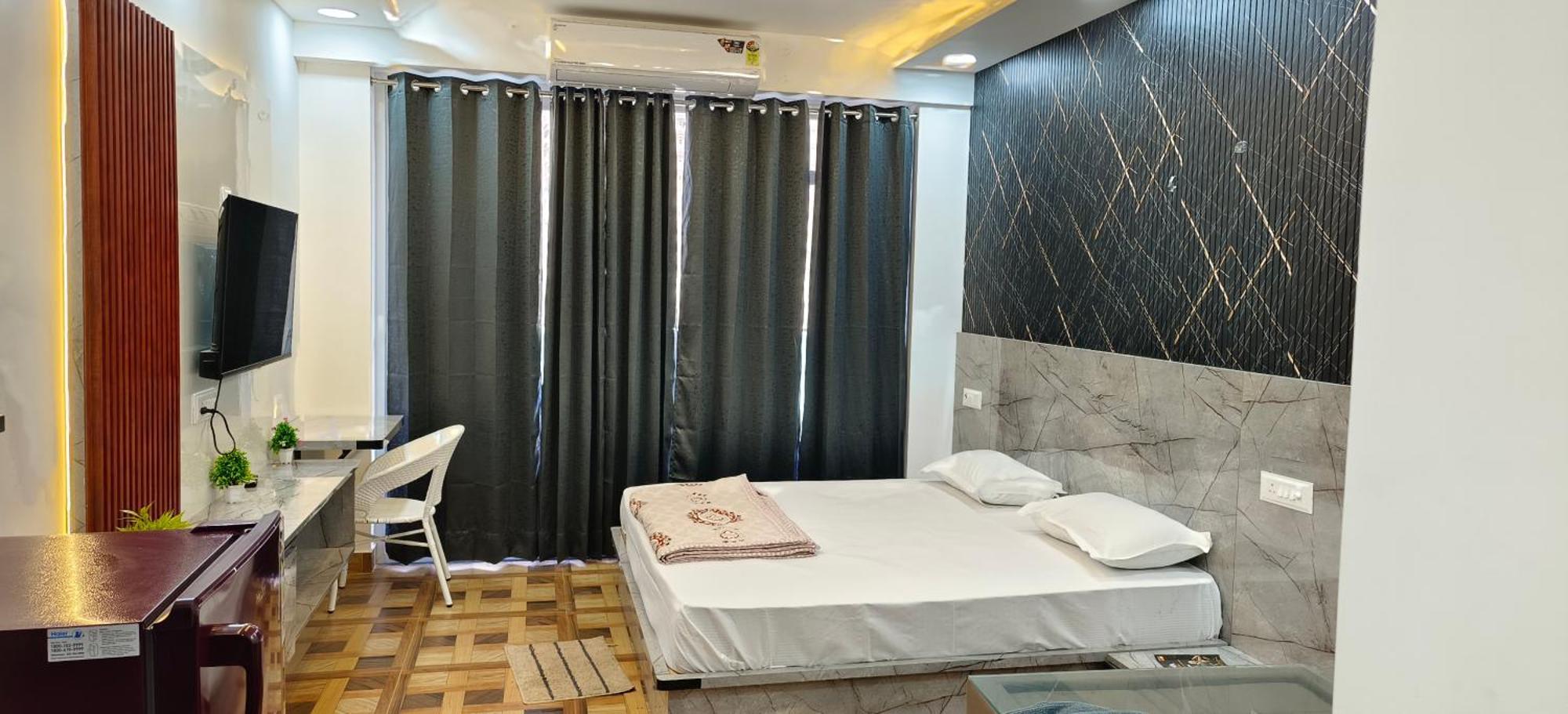 Aarohi Studio Hotels Газиабад Экстерьер фото